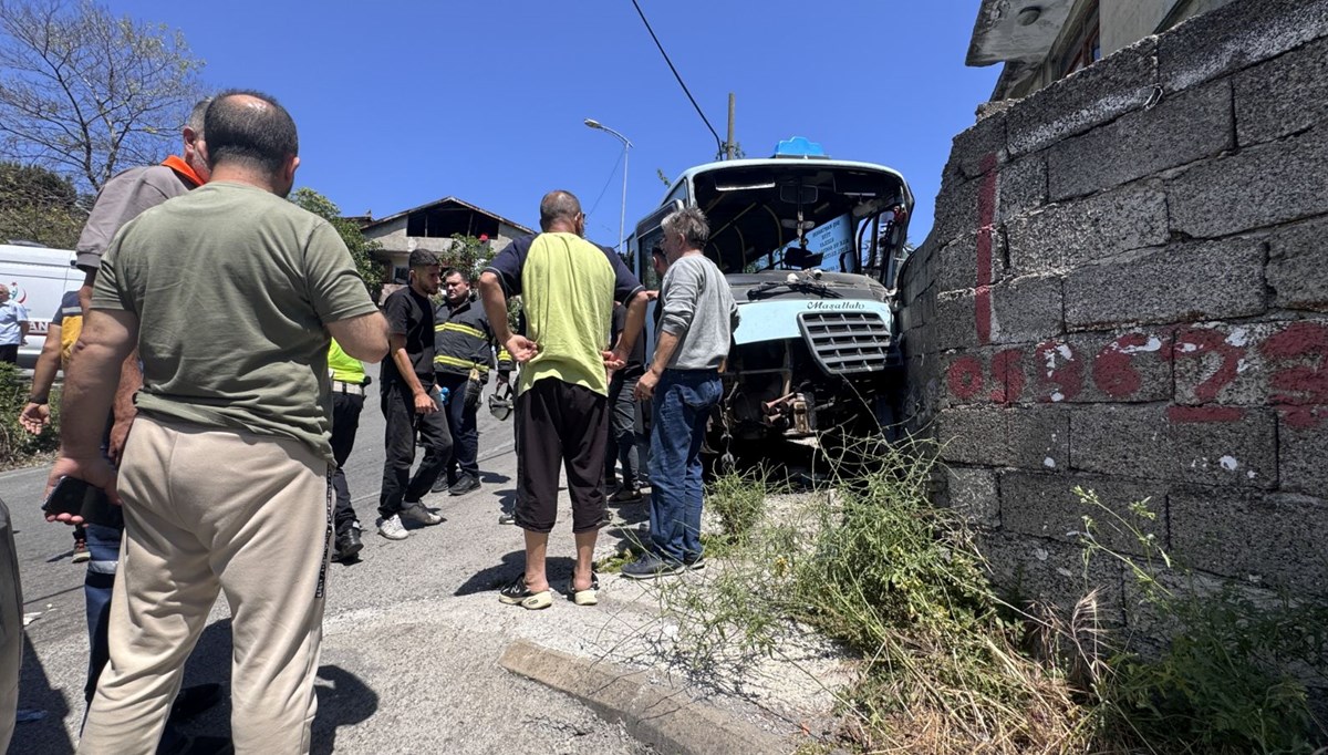 Minibüs duvara çarptı