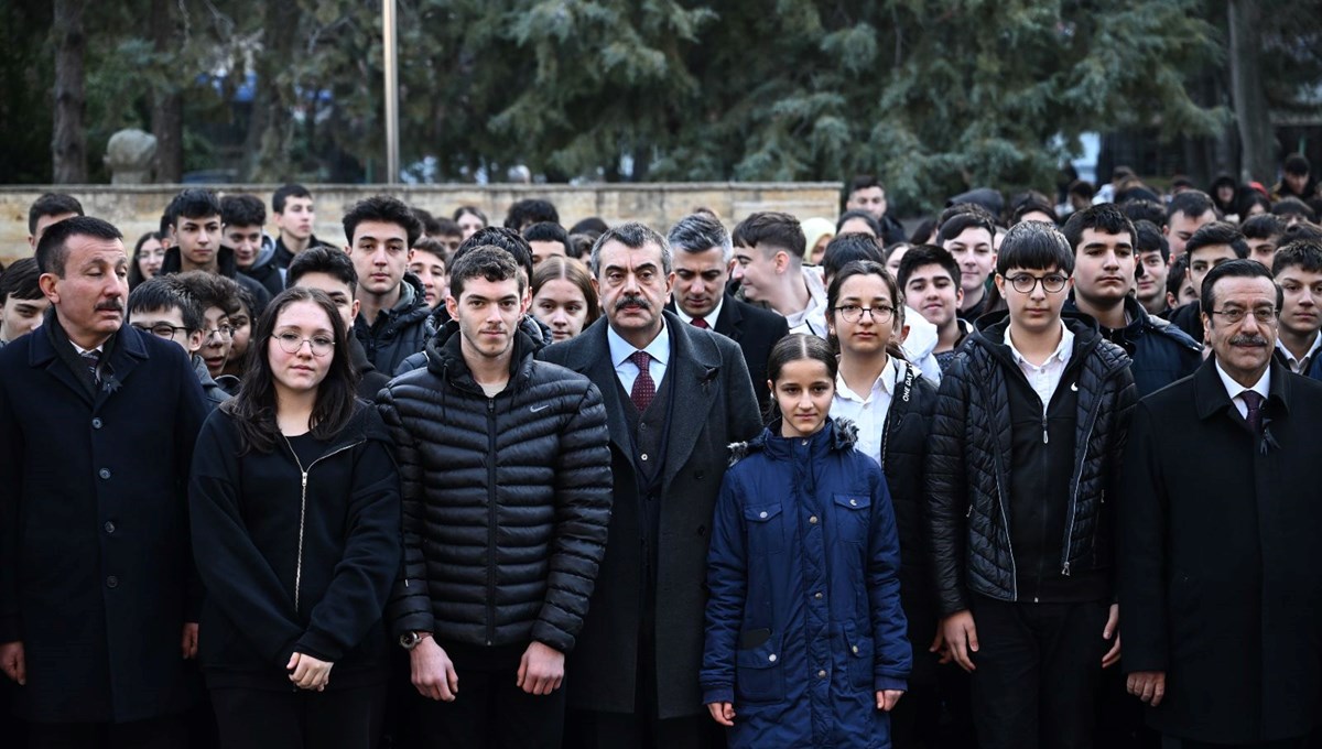 Deprem felaketinin birinci yılında okullarda saygı duruşu Deprem felaketinin birinci yılında okullarda saygı duruşu