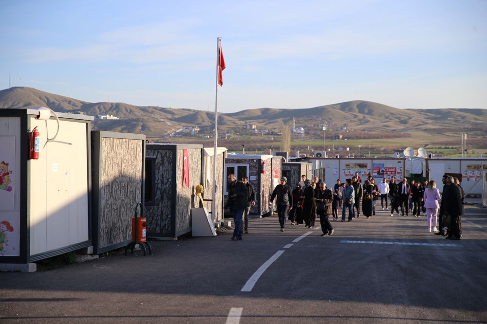 Deprem bölgesinde vatandaşlar sandık başında - 3