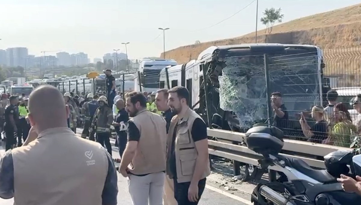 Küçükçekmece'de metrobüs kazası Küçükçekmece'de metrobüs kazası