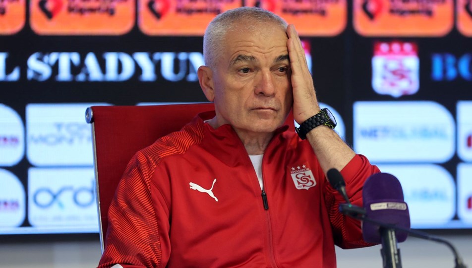 Rıza Çalımbay, hakeme ateş püskürdü: "Üç büyüklere vermesin de göreyim!"