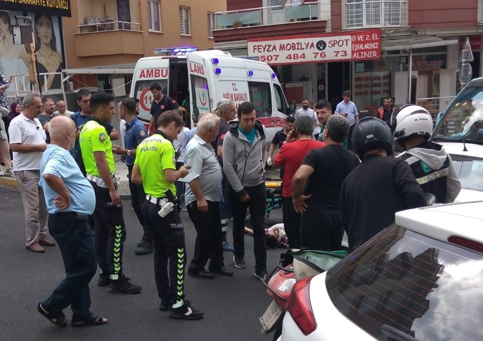 Maltepe'de otomobille minibüs çarpıştı: 3 yaralı - 1