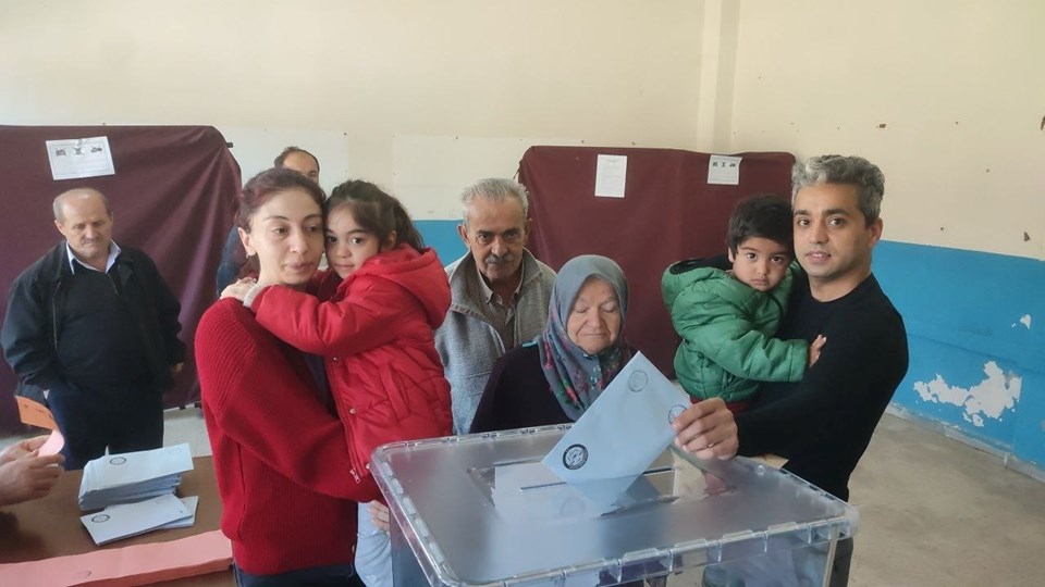 100 yaşındaki Fadime nine oy kullanmaya oğlunun sırtında gitti - 2