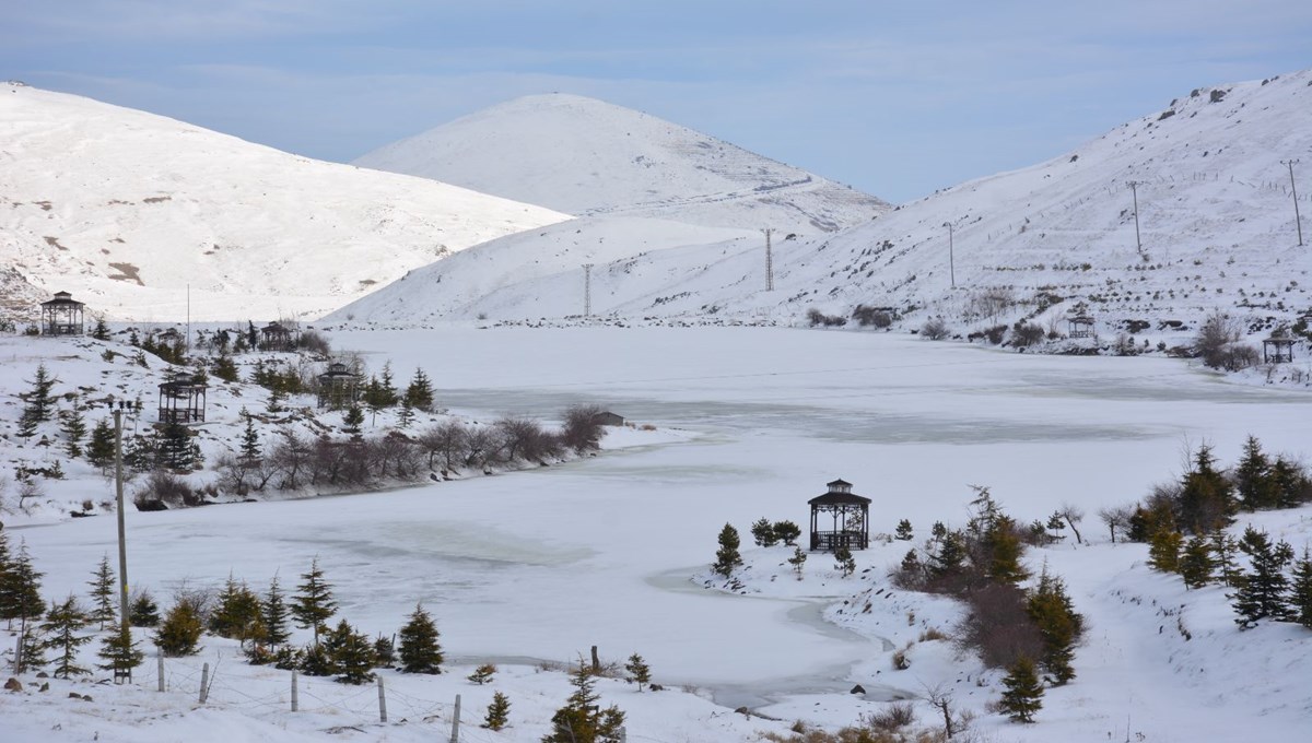 Üçoluk Göleti'nin yüzeyi buzla kaplandı