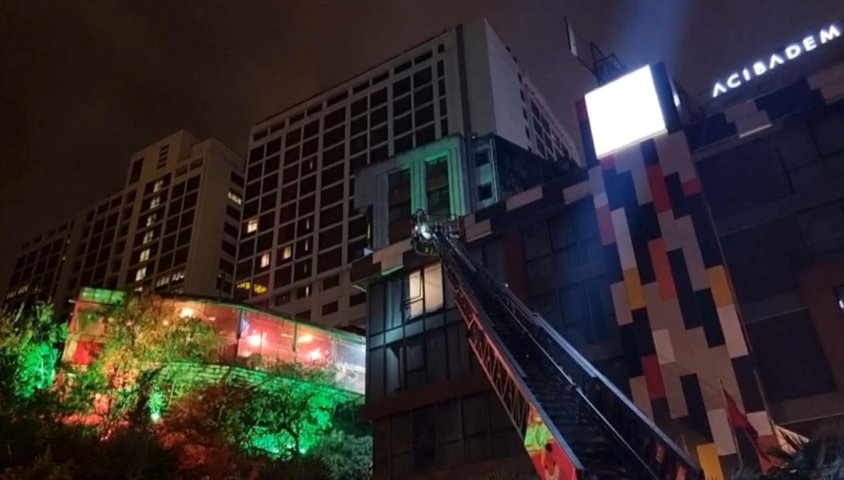 Şişli'de otelde yangın: 2 kişi hastaneye kaldırıldı Şişli'de otelde yangın: 2 kişi hastaneye kaldırıldı