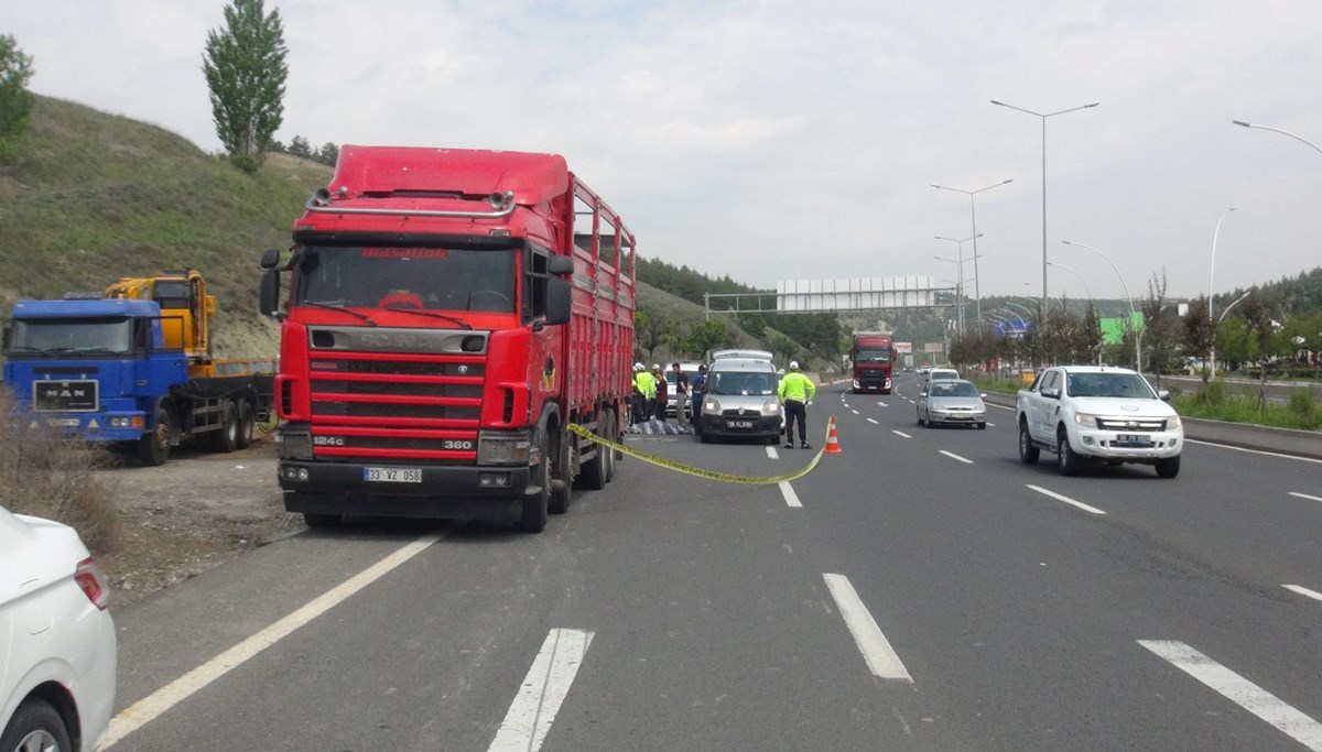 Arıza yapan araca yardım için gelip kamyonun altında kaldı