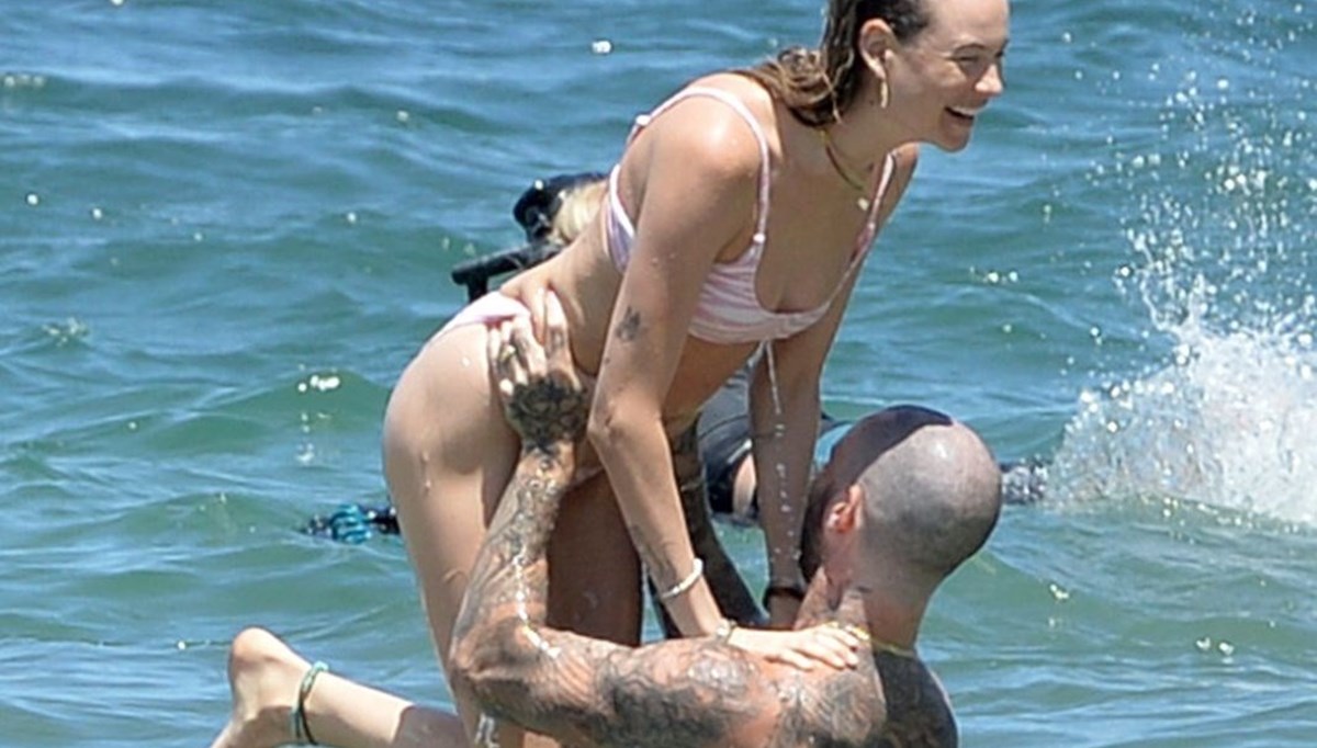 Adam Levine ile Behati Prinsloo tatilde