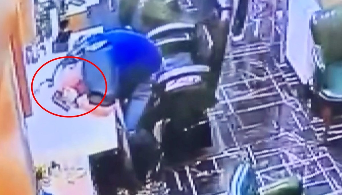 Barış Kol, öldürülmeden önce tıraş örtüsünün altından tabancasını çekiyor Barış Kol, öldürülmeden önce tıraş örtüsünün altından tabancasını çekiyor