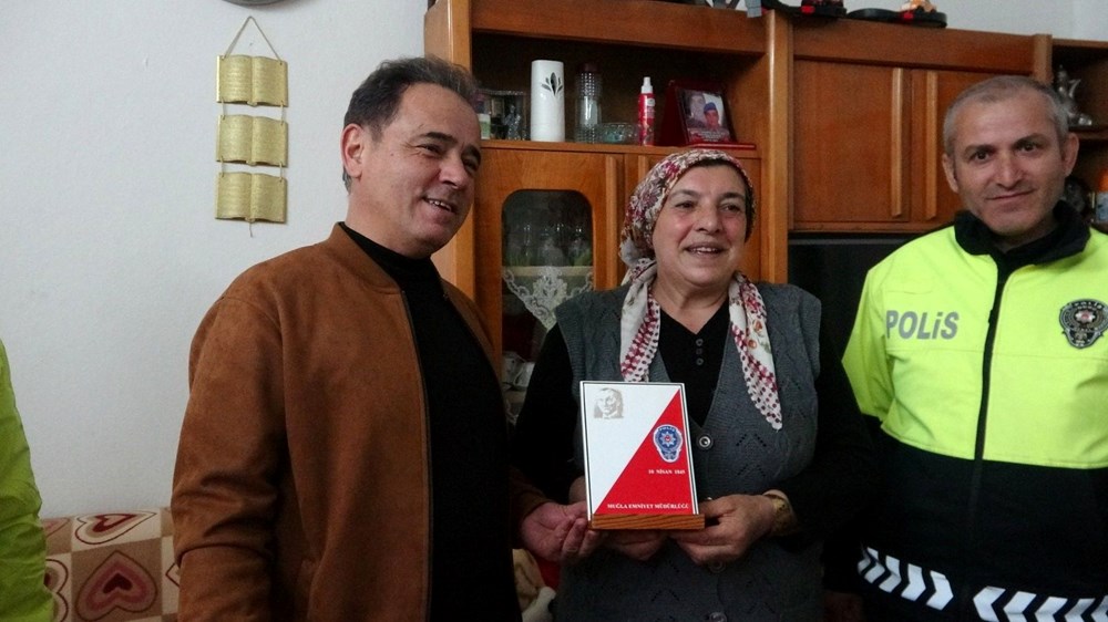 Polis helikopterine bayrak sallayan Ayşe teyze: "Ağlaya ağlaya içeri girdim, çok duygulandım" 78 BiWi DFw6ESzYvGAB7gw0g