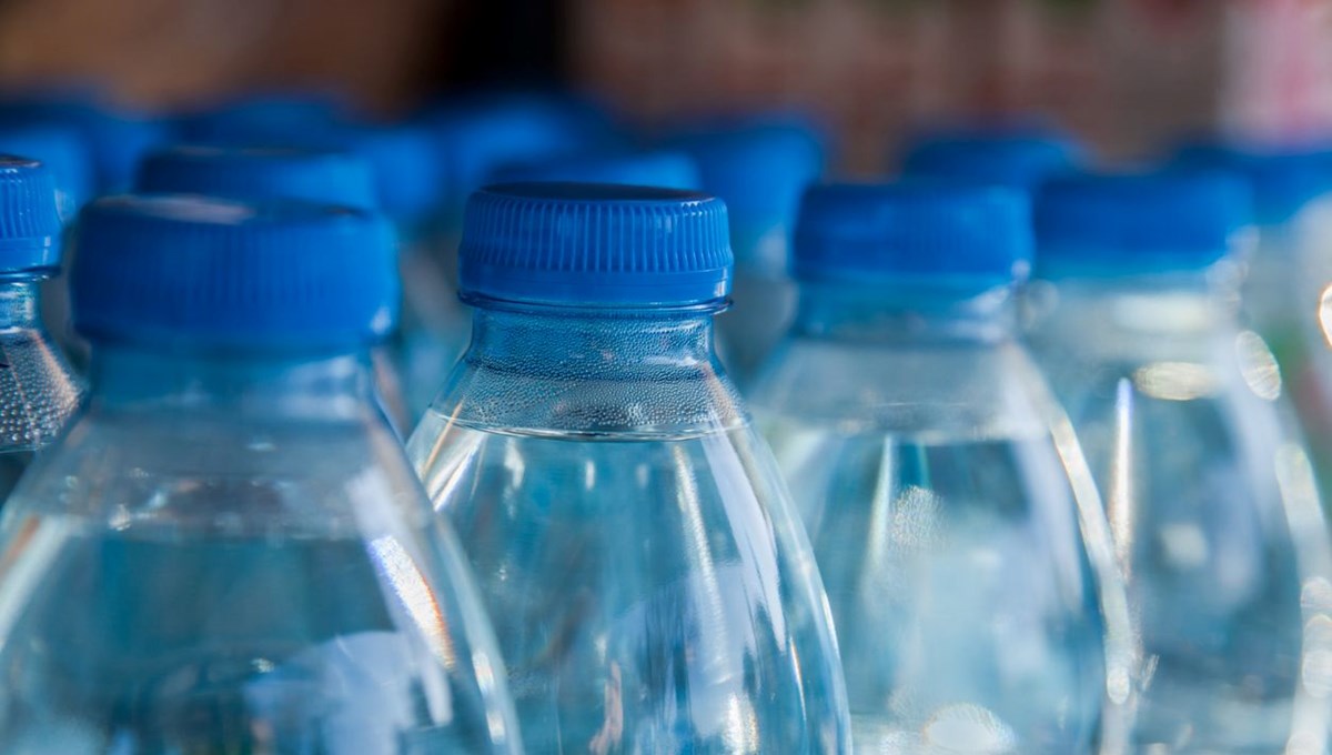 Plastik şişelerden su içmenin vücuda etkisi: Meğer bu hastalıkları tetikliyormuş Plastik şişelerden su içmenin vücuda etkisi: Meğer bu hastalıkları tetikliyormuş