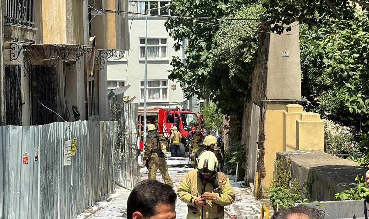 Beyoğlu'nda metruk binada korkutan yangın