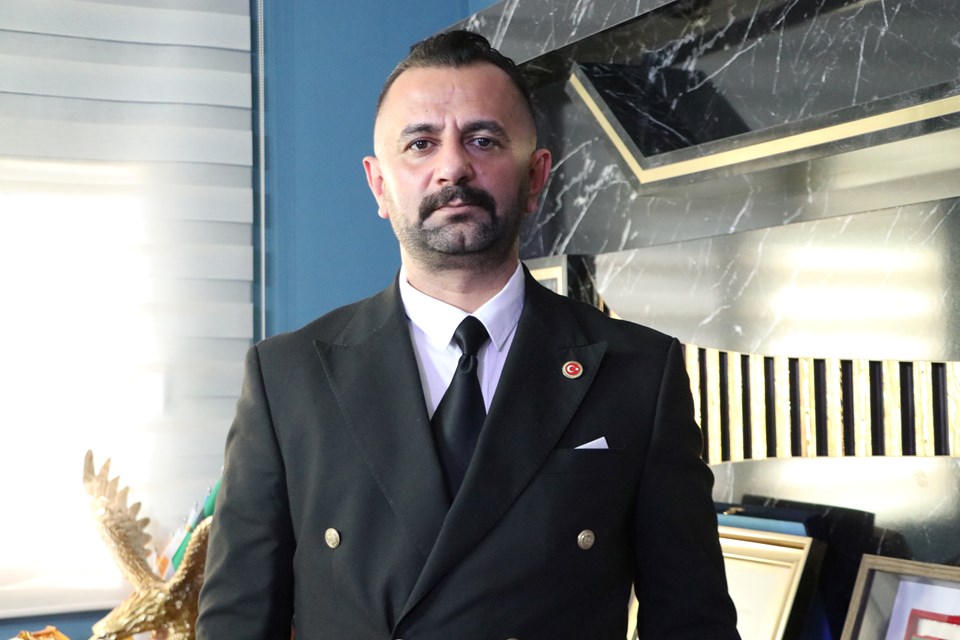 Özgür Özel'e saldıran şüphelinin 24 yıl önce gasp ettiği kişi konuştu: "Boğazını keserim dedi" - 1
