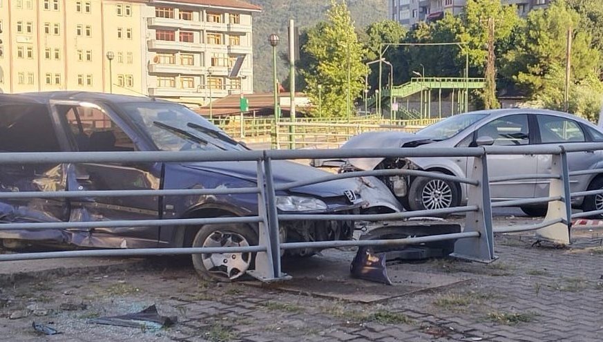 İki otomobilin çarpıştığı kazada 4 kişi yaralandı