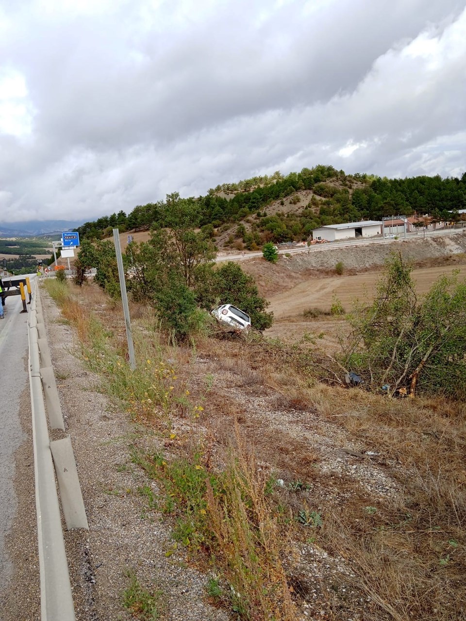 Yoldan çıkan cip devrilmekten son anda kurtuldu - 1