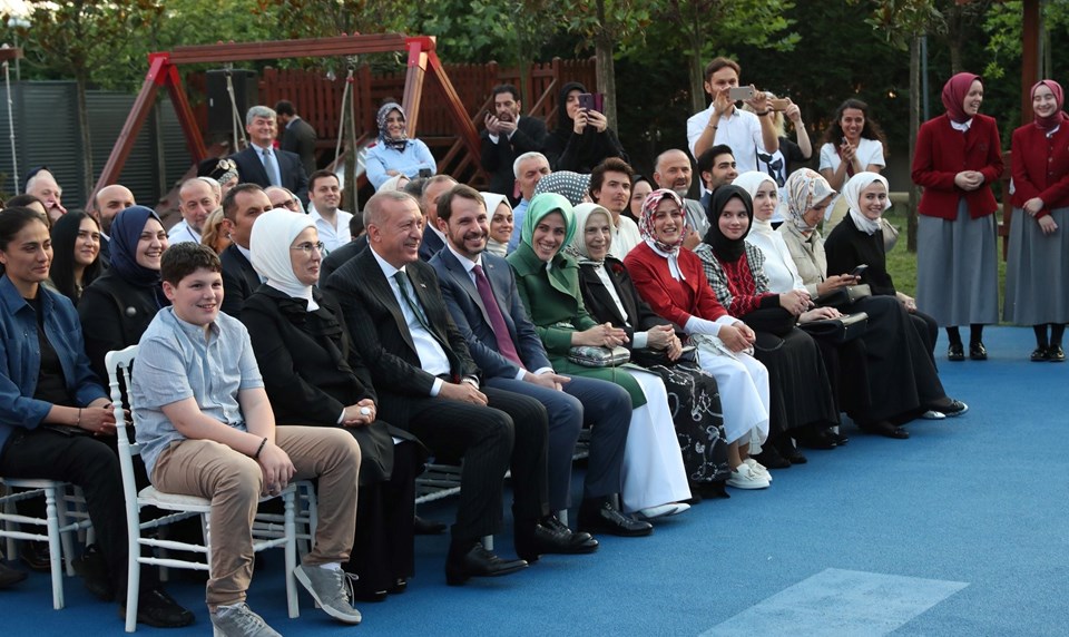 Bakan Albayrak kızının mezuniyet töreninden aile fotoğrafı paylaştı - 2