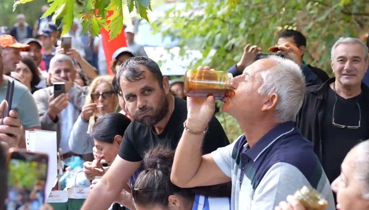 İki dakika bir kilo bal yedi