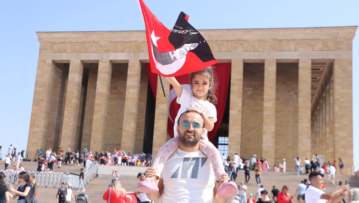 Binlerce kişi Ata'sına koştu Binlerce kişi Ata'sına koştu
