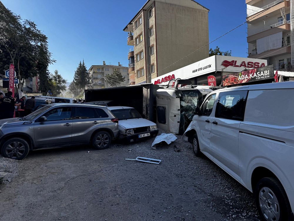 Malatya'da freni arızalanan kamyon 15 araca çarptı: Yaralılar var - 1
