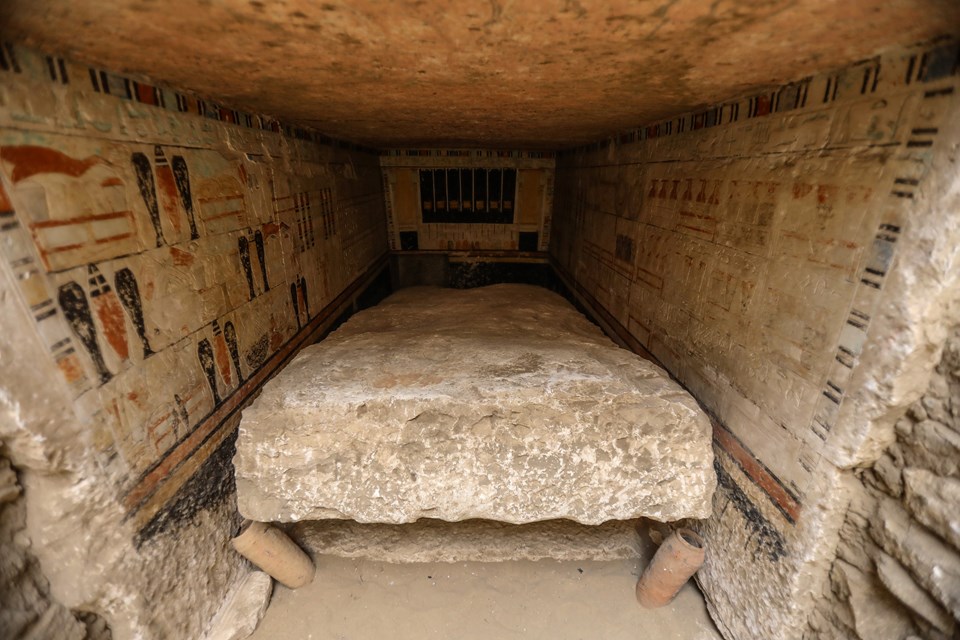 Antik Mısır dönemine ait 5 mezar keşfedildi - 1