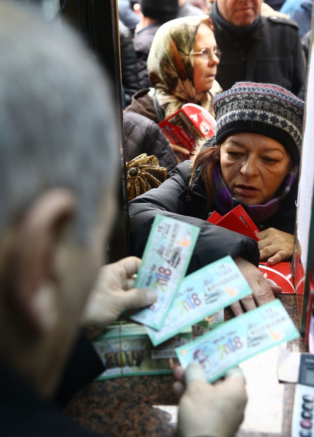 Milli Piyango biletleri için 'Nimet Abla'ya yoğun ilgi (Yılbaşı özel