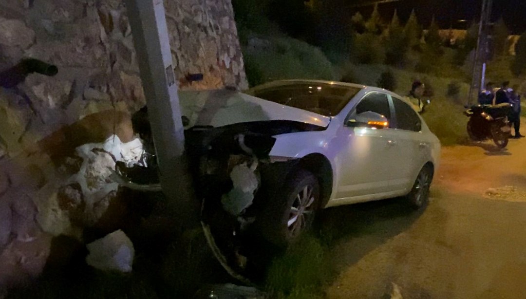 Otomobil aydınlatma direğine çarptı: 2 yaralı