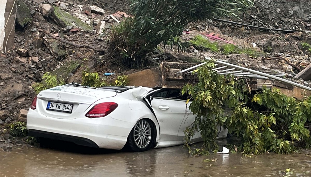 Bodrum'da istinat duvarı çöktü: Park halindeki otomobil ile bir ev zarar gördü