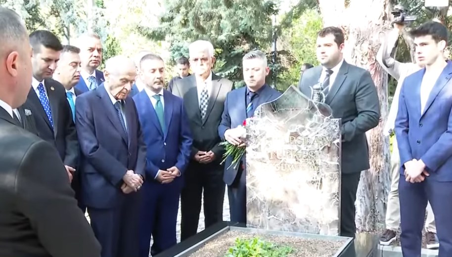 Bahçeli, Türkeş'in kabrini ziyaret ediyor