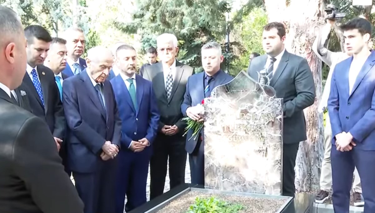 Bahçeli, Türkeş'in kabrini ziyaret ediyor Bahçeli, Türkeş'in kabrini ziyaret ediyor