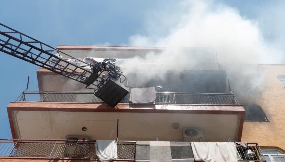 Antalya'da 5 katlı binada yangın