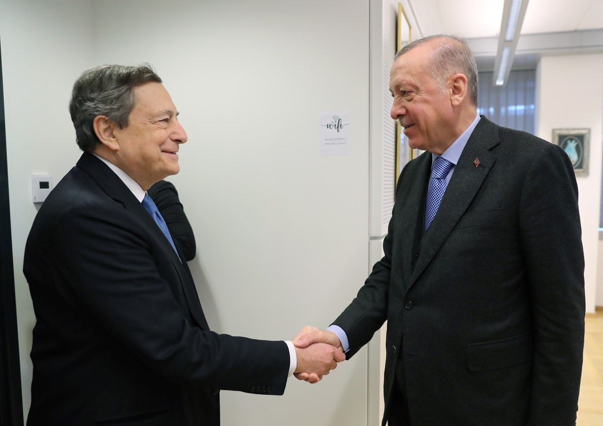 Cumhurbaşkanı Recep Tayyip Erdoğan, NATO Olağanüstü Devlet ve Hükümet Başkanları Zirvesi kapsamında İtalya Başbakanı Mario Draghi ile bir araya geldi.