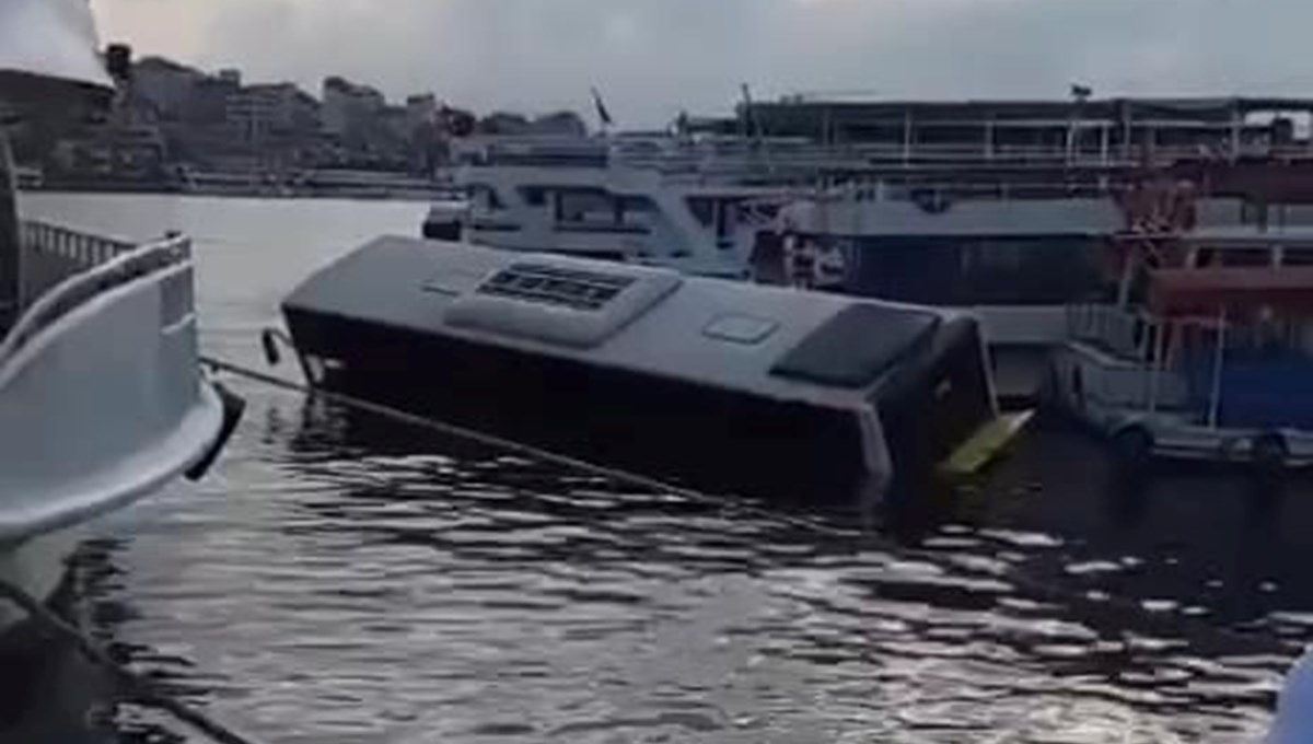 Eminönü'nde İETT otobüsü denize düştü