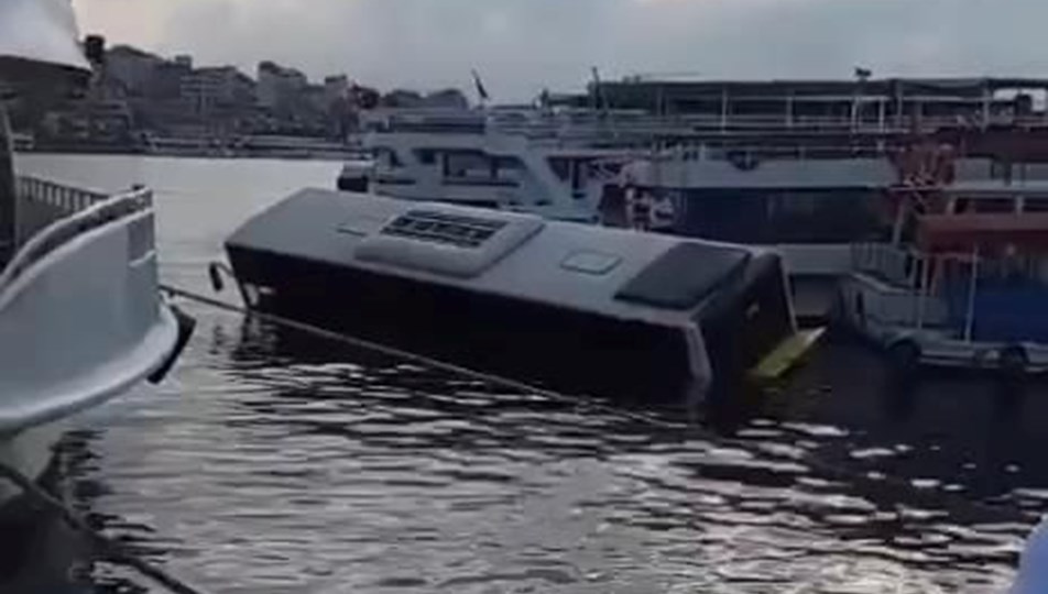 Eminönü'nde İETT otobüsü denize düştü - Son Dakika Türkiye Haberleri | NTV  Haber