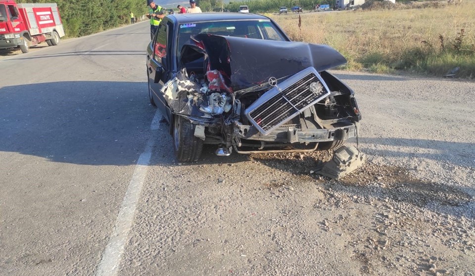 Isparta'da otomobil ve tarım aracı çarpıştı: 2 kişi öldü, 8 kişi yaralandı - 1