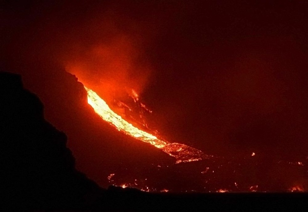 La Palma'da mücadele sürüyor: Yanardağdan fışkıran lav, adanın yüzeyini genişletti - 4