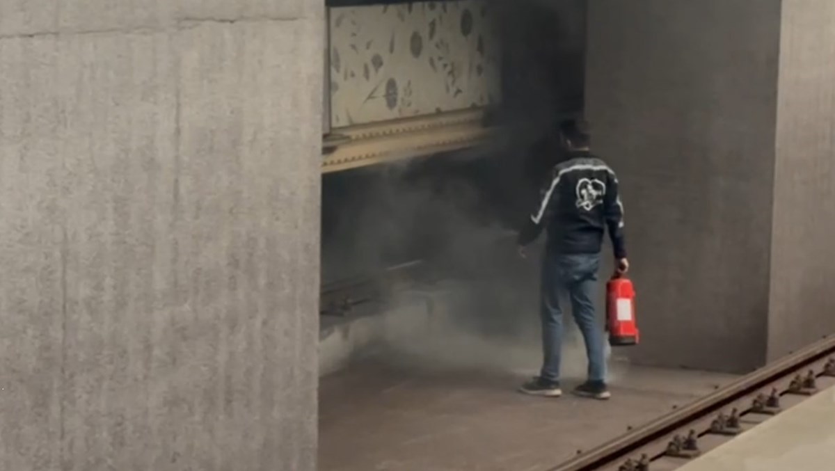 İstasyon görevlileri yangın söndürme tüpleriyle alevlere müdahale etti.