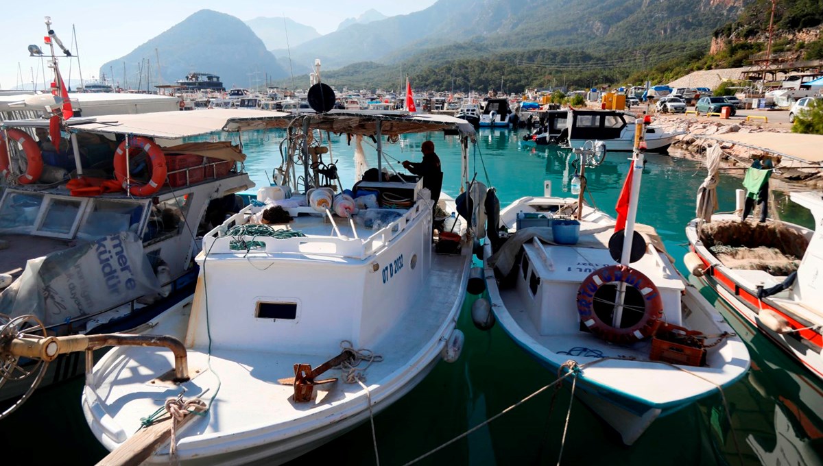 Antalya Körfezi'ndeki kirlilik balıkçıları vurdu; ağları boş dönüyorlar