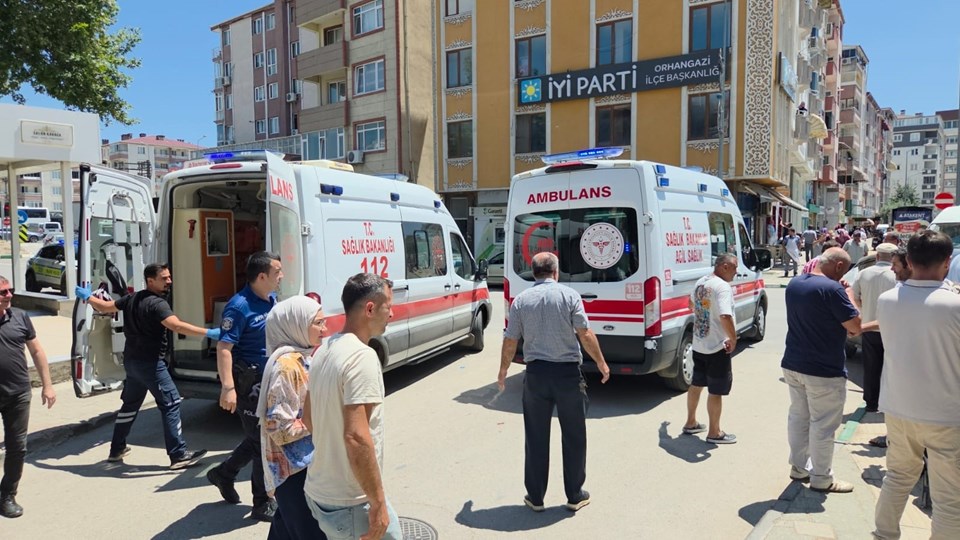 Fren yerine gaza basınca iki yayayı ezdi - 1