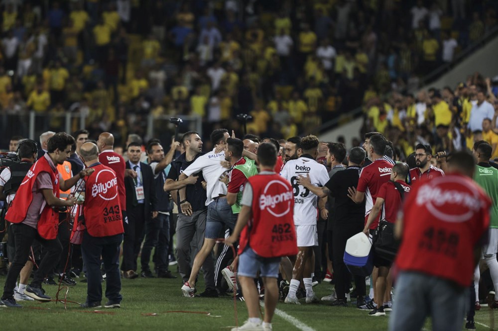 Ankara'da sahaya giren taraftar Beşiktaşlı futbolculara saldırdı - 2
