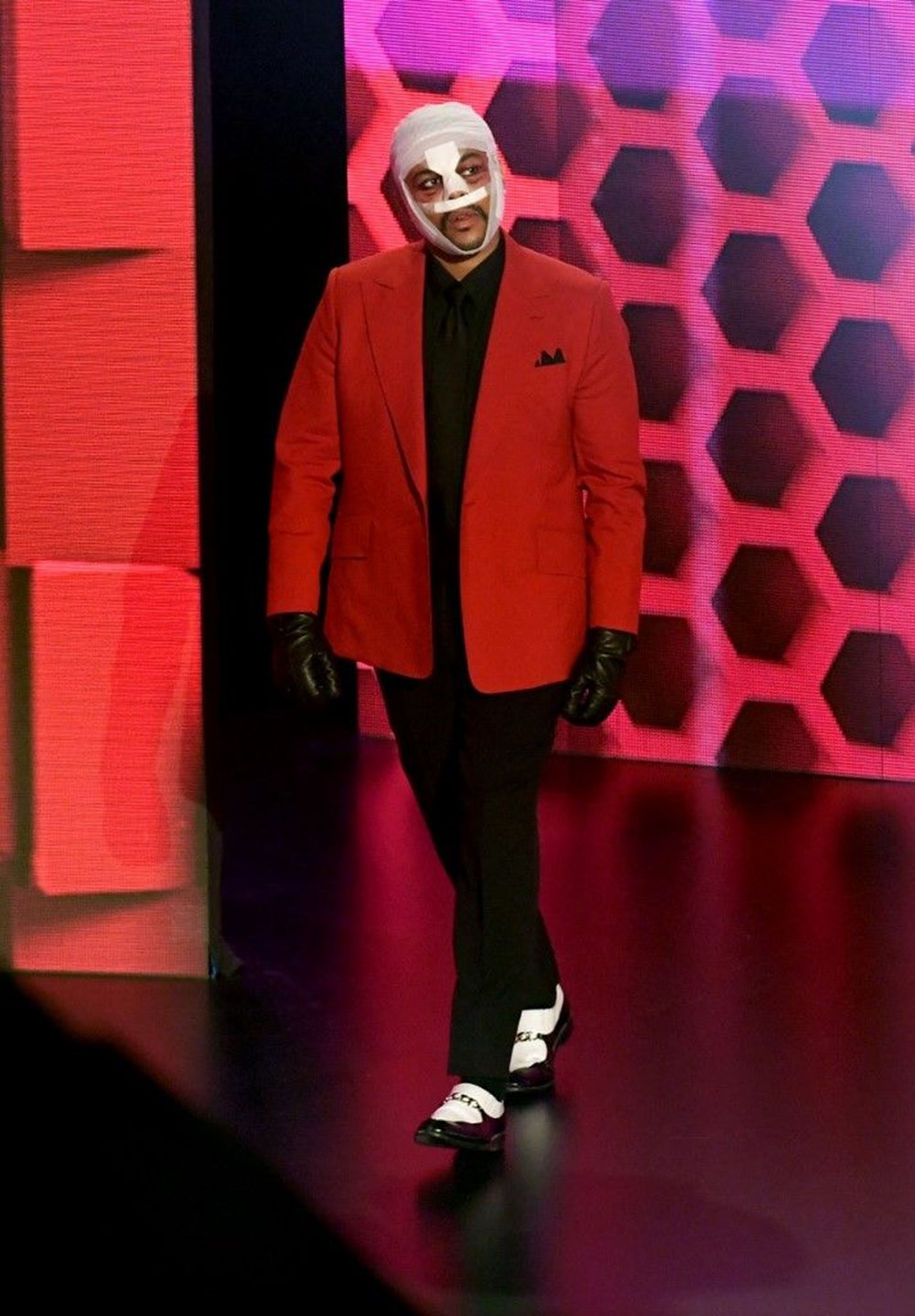 The Weeknd yüz bandajı kullanmasının nedenini açıkladı - 6