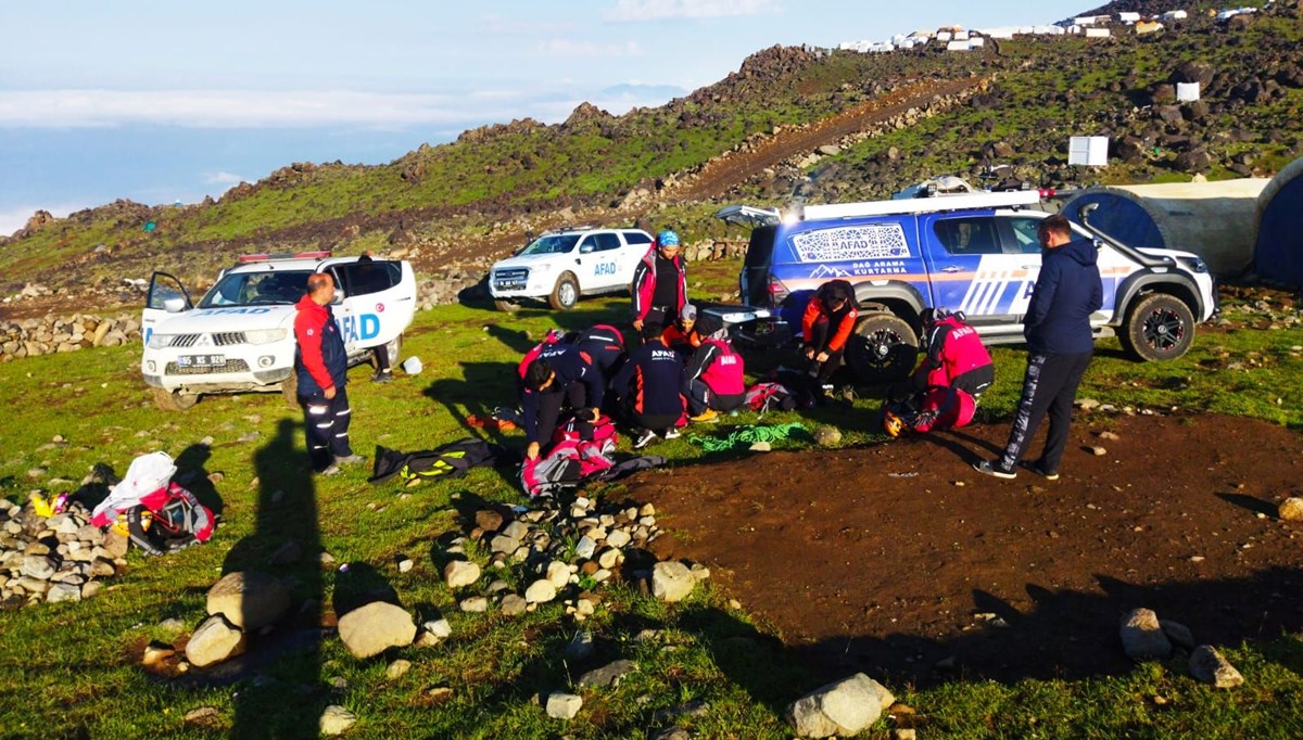 Ağrı Dağı'nda kaybolan 2 kişiyi arama çalışmaları sürüyor