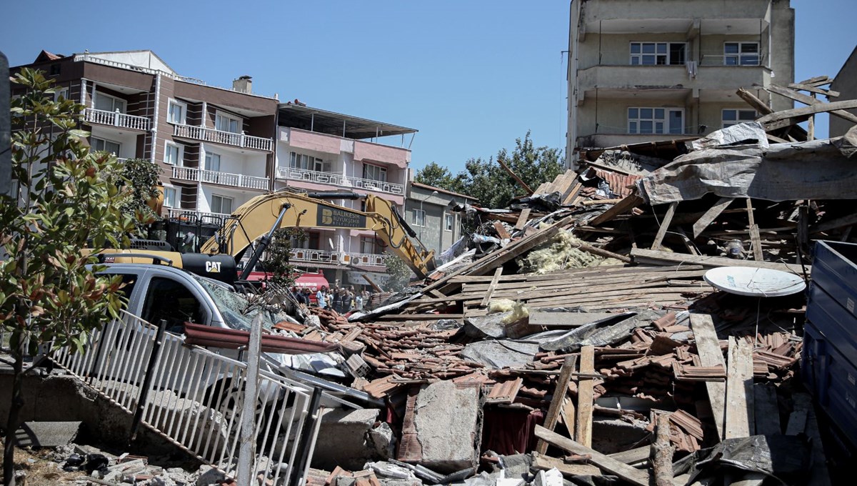 Balıkesir depremi: Yıkılan binanın sahibi tutuklandı Balıkesir depremi: Yıkılan binanın sahibi tutuklandı