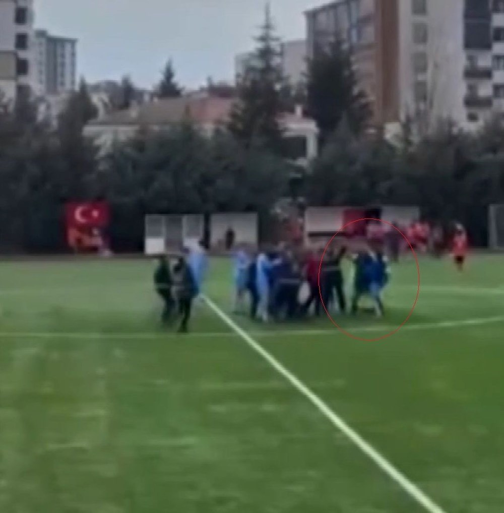 Uzatma dakikalarında gol geldi, futbolcular hakemlere saldırdı: Tekme ve yumruklar havada uçuştu - 2