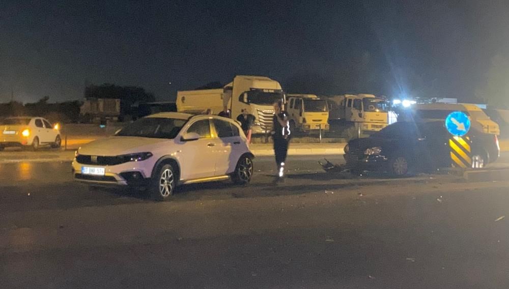 Antalya'da 3 araç birbirine girdi: 5 yaralı