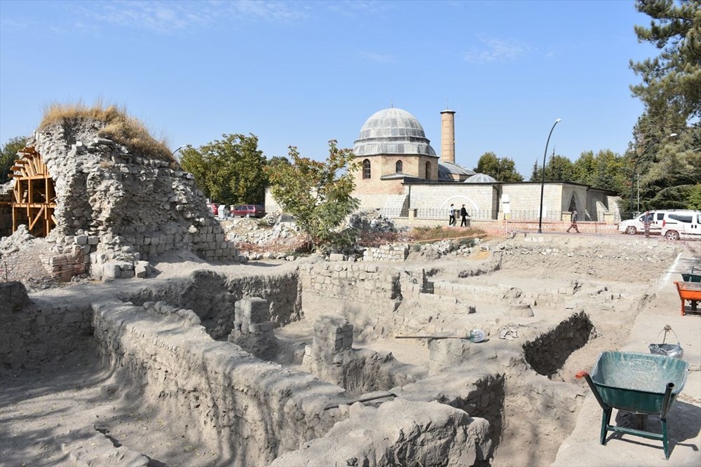Malatya'daki Şahabiyye-i Kübra Medresesi'nde çini parçalarına rastlandı - 7