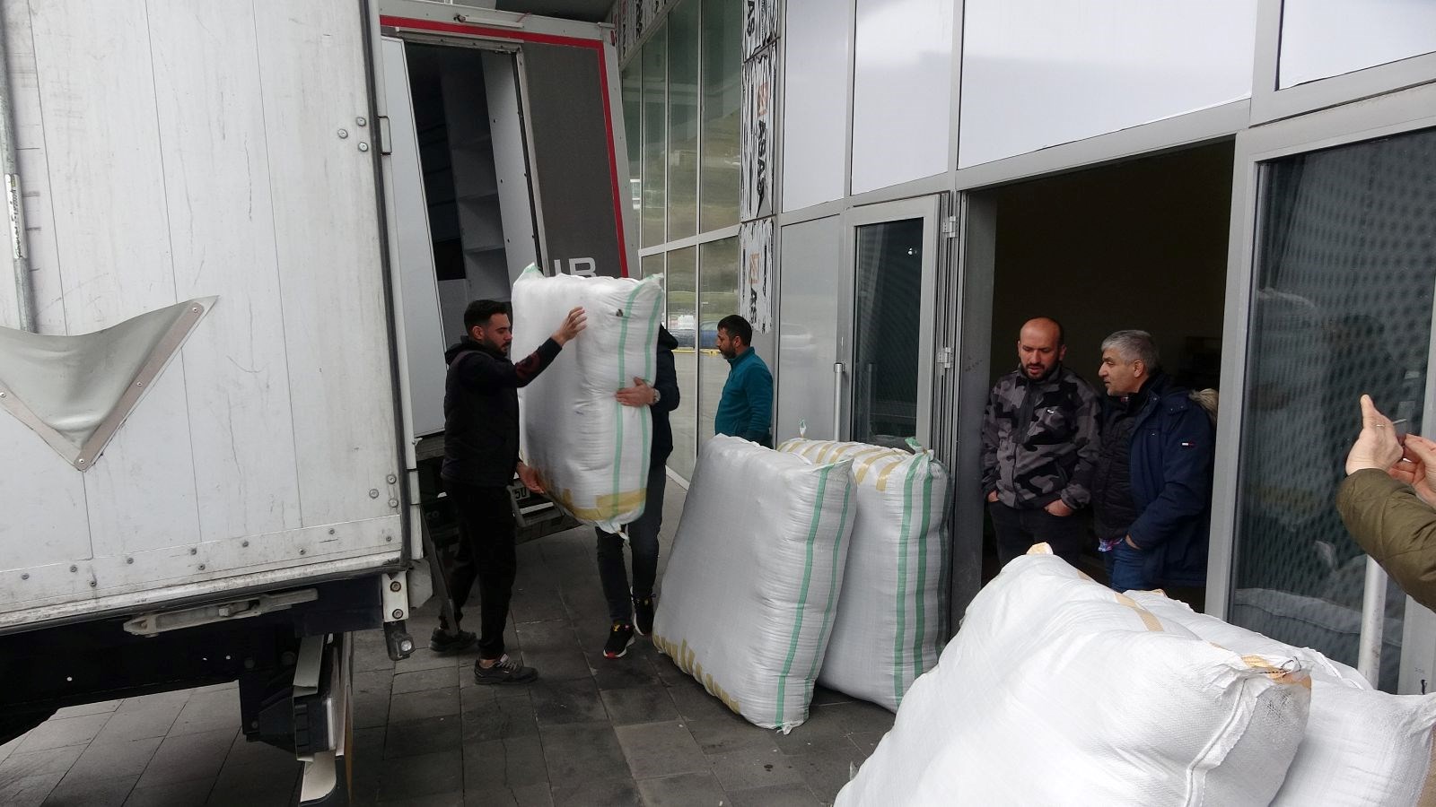 <strong>EGE'DEN BÜYÜK SEFERBERLİK</strong><br /><br />Ege'deki bütün spor kulüpleri ve taraftarları, ülkemizi yasa boğan deprem felaketi sonrası seferber oldu. Denizlispor, Nazilli Belediyespor, Balıkesirspor, Efeler 09, Ayvalıkgücü gibi birçok kulüp ve taraftarları, deprem felaketini yaşayan illerimize ulaştırılmak için yardım toplamaya başladı.<br /><br /><br />