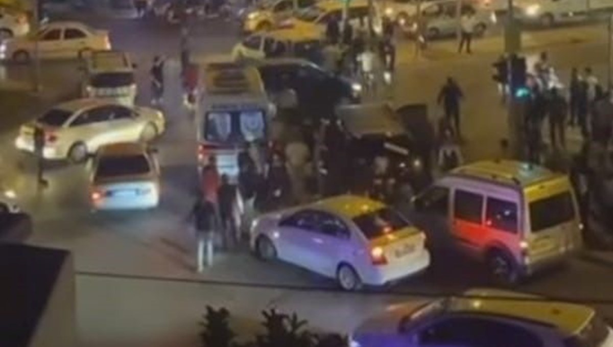 Düğün konvoyunda gelin arabasının önünü kesen çocuk ağır yaralandı Düğün konvoyunda gelin arabasının önünü kesen çocuk ağır yaralandı