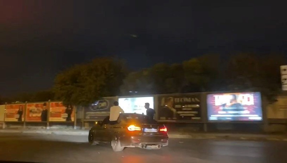 Ataşehir’de otomobilin kapısında tehlikeli yolculuk Ataşehir’de otomobilin kapısında tehlikeli yolculuk