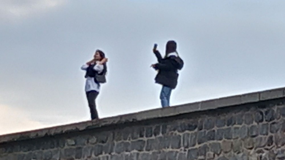 Tarihi surlarda selfie tehlikesi: 1 haftada 2 kişi düştü - 3