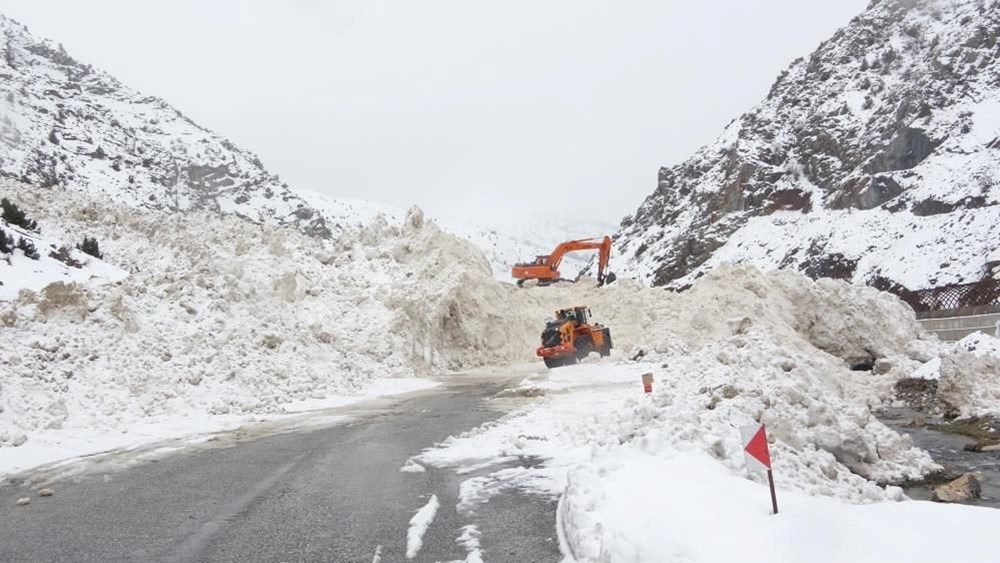 Doğuda kar esareti: Van-Çatak Karayolu’nda 10 bölgeye çığ
düştü - 1