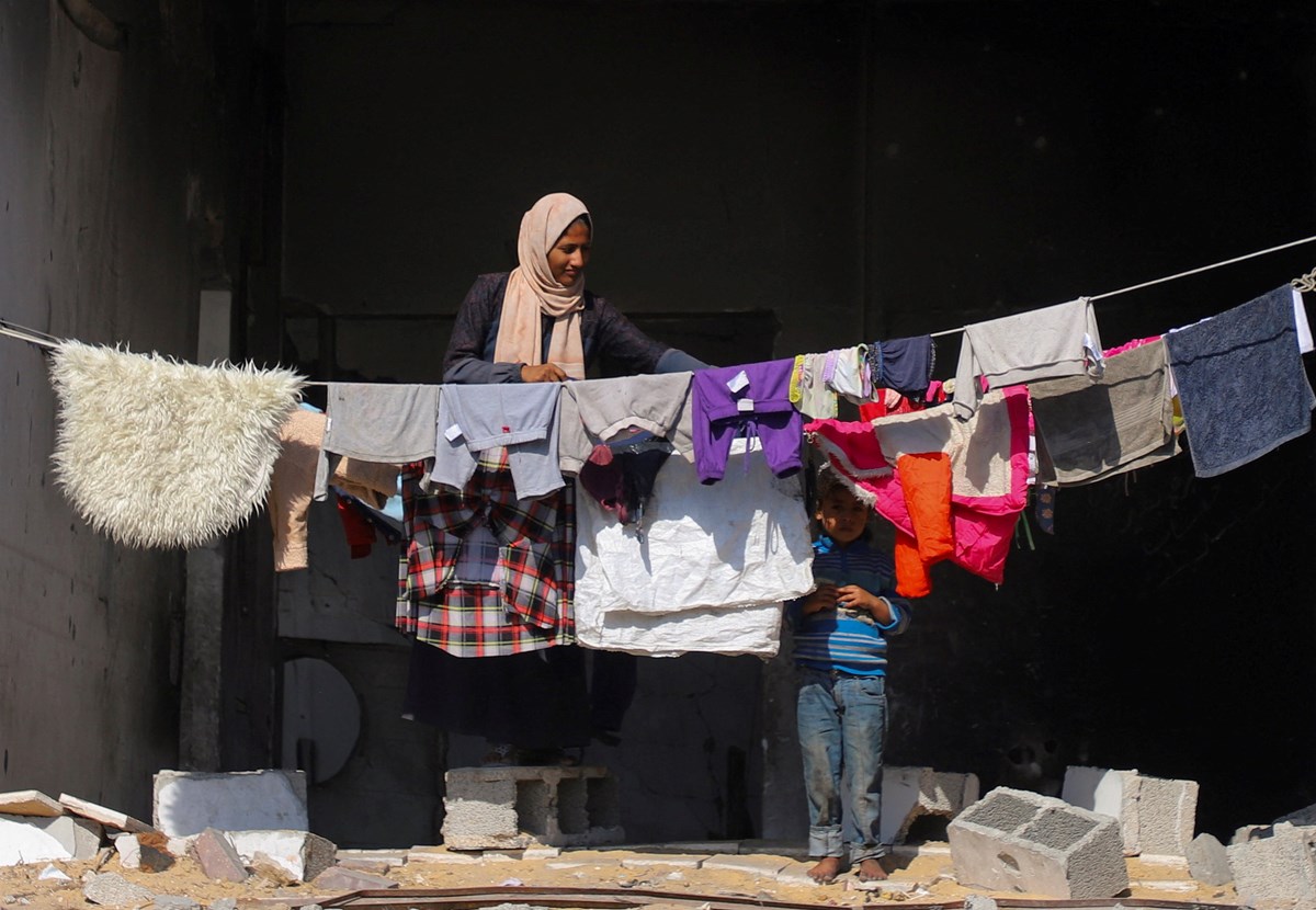 Filistinliler, yıkıntıların arasında hayatlarına devam etmeye çalışıyor.